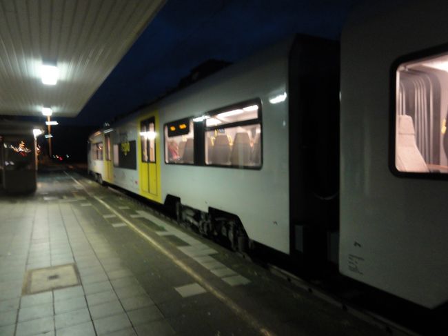 ケルンからローカル列車に乗りオーバーヴェーゼルに。<br />駅前は何もありません。<br />この日は古城ホテルを予約していましたが、ホテルははるか山の上。<br />歩いて行くには大荷物同伴ではとても無理です。<br />ところがタクシー一台もなく途方に暮れる事に。。。。<br />結局、ホテルに電話してタクシーを呼んでもらいました。