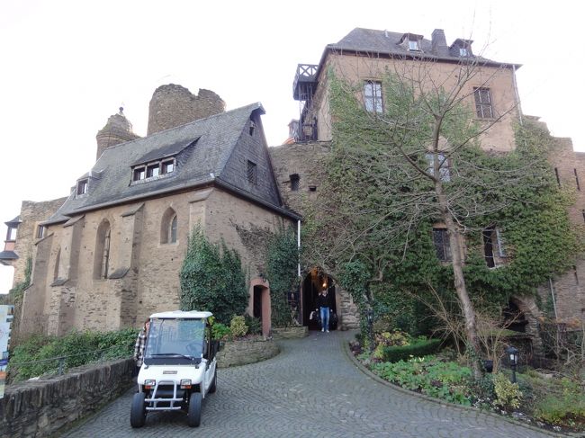 翌日朝に撮ったホテル外観。<br />すごい〜<br />Burghotel Auf Schonburgというホテルです。