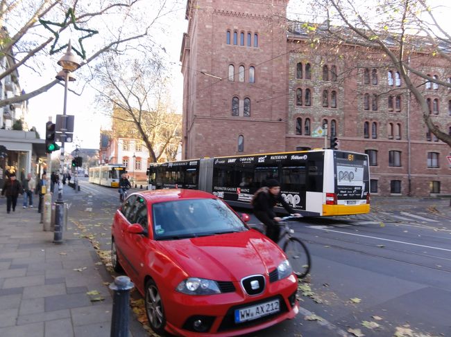 こんどはマインツへ。<br />ここへはキルシュガルテンと言う木枠組みの家を見たくて寄ってみました。