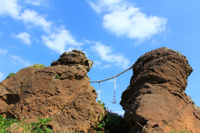 進んでいくと何やら奇妙な形をした岩がありました。