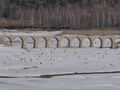旧タウシュベツ川橋梁．昭和30年に糠平ダムで水没．いまは冬にのみこうして姿を現す