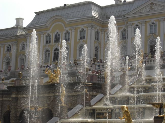 ピョートル大帝の夏の宮殿「ペテルゴーフ」<br />サンクトペテルブルグの南西約３０キロ、フィンランド湾に面した美しい噴水と庭園、宮殿のアンサンブル。<br />世界遺産になっています。<br />噴水はすべてポンプなどを一切使わず、自然の高低差のみを利用したシステムで水を噴き上げています。
