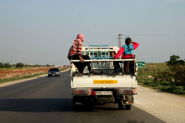 夕方５時、迎えに来た車でハマのホテルを出ました。<br />『アパメア･ツアー』から戻ったすぐ後のことです。<br /><br />まだ陽は高く夕空に変わるには少し間がありましたが、<br />ベドウィンの家族がひと仕事終えて家路を急ぐ、<br />そんな時刻です。<br />