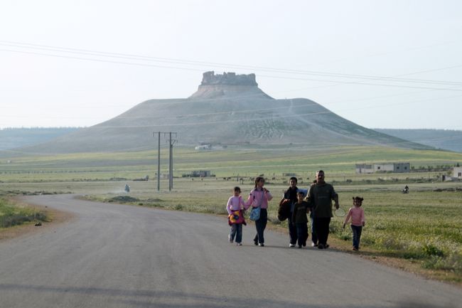 脇道に入ったところで、幻のように城が現れました。<br /><br /><br />ハイキングを終えた地元の家族でしょうか、談笑しながら戻って来ます。夕暮れの風景に、少しだけ生活の匂いがしました。
