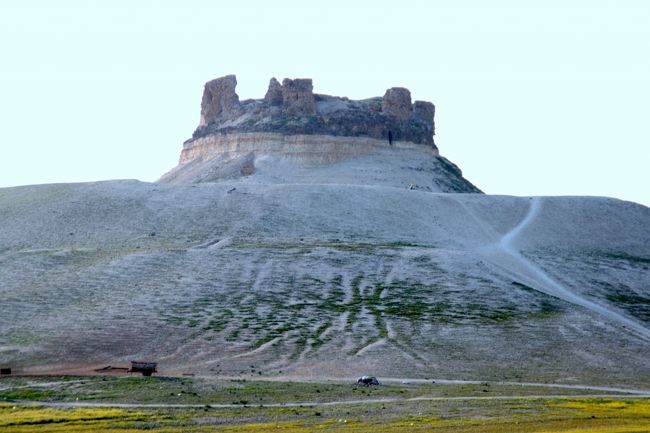 運転手さんに待ってくれるようお願いして、中段まで一気に登り始めます。<br /><br />見かけより傾斜がきつく、足元の土は強く踏むと表面が砂のようにボロボロと崩れて滑ります。<br />