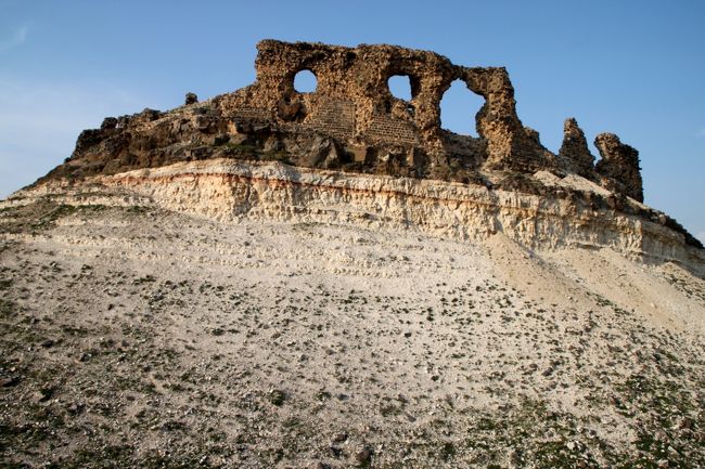 頂上の城跡までは高低差で10ｍほど。<br />外壁はすっかり崩れて、内部は完全な廃墟と思われます。