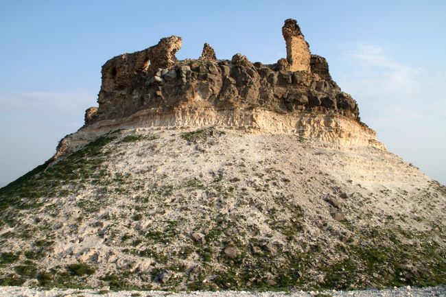 半周しました。<br /><br />城の素性はよく分かりません。<br />Webでも、歴史に触れたものは見つかりませんでした。<br /><br />たぶん、８世紀ごろに地元の名もない武将が築いた居城か砦でしょう。