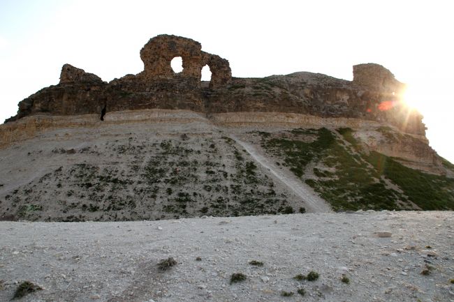 傾斜はいっそう急になり、足を掛けただけで崩れてきそうな状態です。<br /><br />内部を覗くのをあきらめて、眼を周囲に向けます。