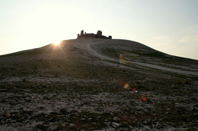 足元を気遣いながらゆっくり下りると、<br />ちょうど陽が城の肩越しに消えるところです。