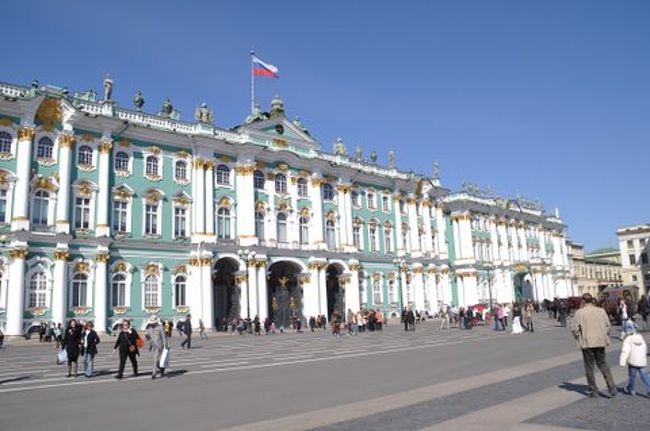ロシアの華麗な街サンクトペテルブルグの宮殿広場とエルミタージュ美術館。
