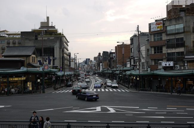 八坂神社の入り口から祇園、四条通りを望む