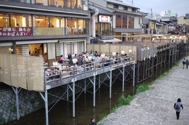 ５／１から京都鴨川では川床（かわゆか）が解禁です。