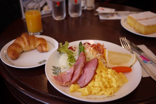 京の朝食「（ジュース・サラダ・タマゴ・ハム・パン・コーヒー）」です。