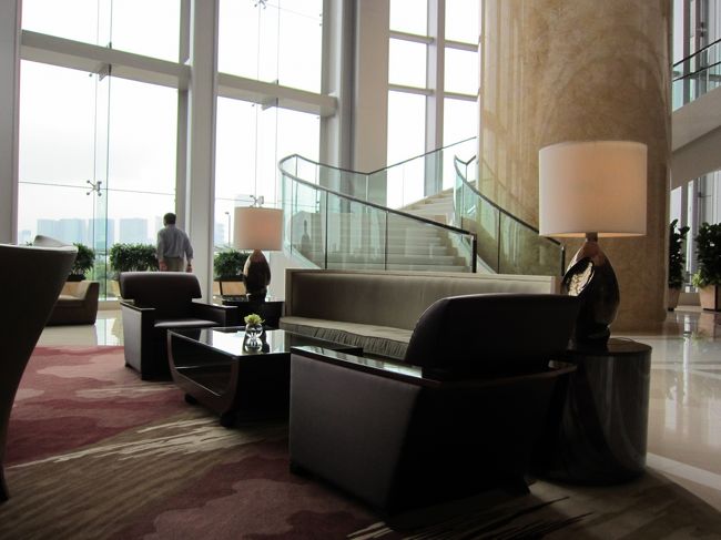 ロビーで友達を待ちます。