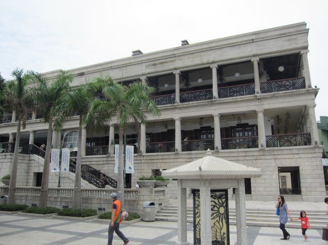 コロニアル調の洋館「マレーハウス」。<br /><br />香港で最古の西洋建築のひとつのようです。<br /><br />レストランなどが入っています。<br /><br />