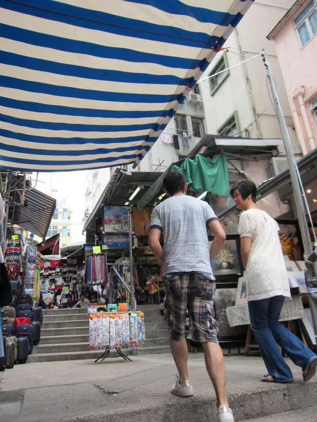 ちょうどランチタイムでしたので、レストランへ。<br /><br />奥へ入って行きます。