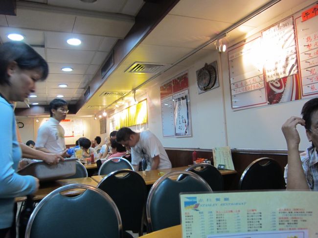 スタンレーレストランという、そのまんまの名前。<br /><br />自分一人だったら入りずらいだろうな〜っと思う、超ローカルな店。