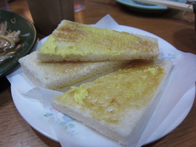 パンにハチミツとバターをぬった物。