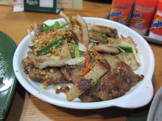 豚肉にカリカリのガーリックとアーモンドをあえた物。<br /><br />料理の説明って難しいですね〜。<br /><br />とにかく美味いの一言。<br /><br />グルメリポーターを尊敬します（笑）