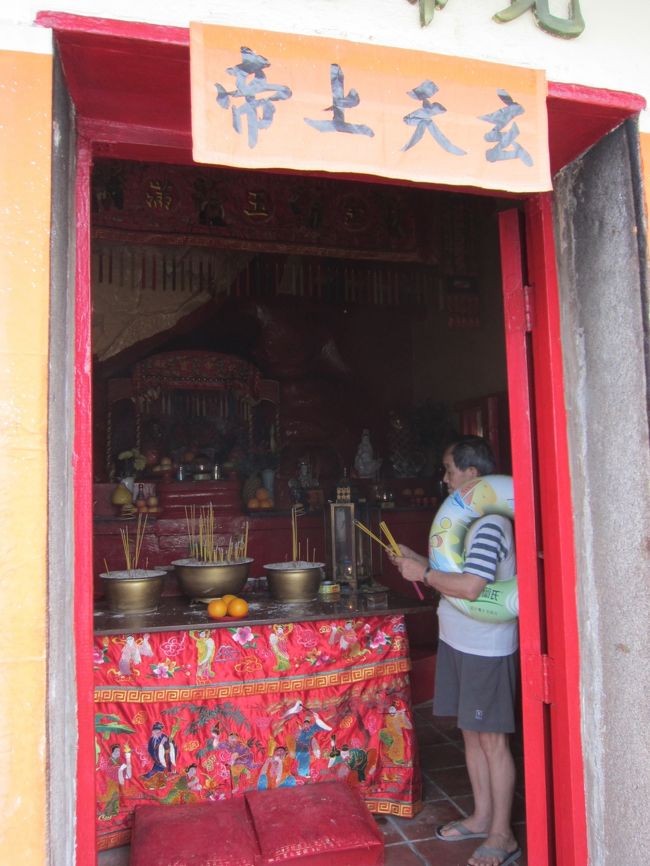 海岸沿いの岩場をくり抜いて作っているお寺。<br /><br />浮き輪を持って参拝しているおじちゃん、ナイス！