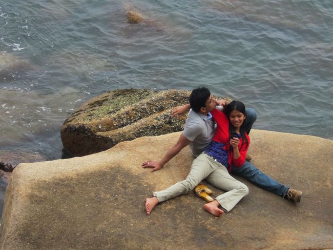 お寺から海を見ると、岩場で何やらカップルがプロレスを・・・<br /><br />こんな所で、こんな格好でイチャイチャしなくてもよくね？！？！<br /><br />って、少し羨ましく思いこっそり撮影。<br /><br />お二人さん、すみません。