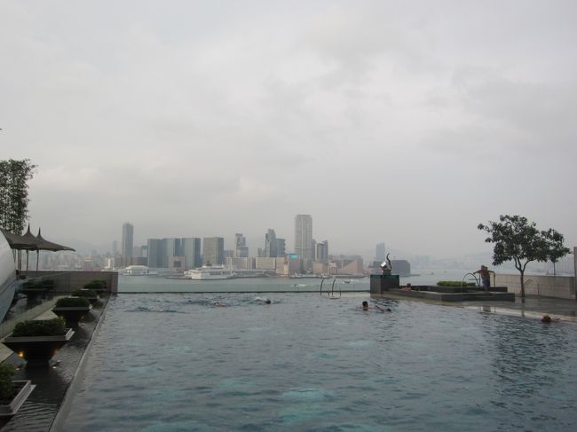 ホテルに戻り、ホテル内を散策。<br /><br />６階にあるプール。<br /><br />景色最高の中、暑かったので泳いでる人。<br /><br />