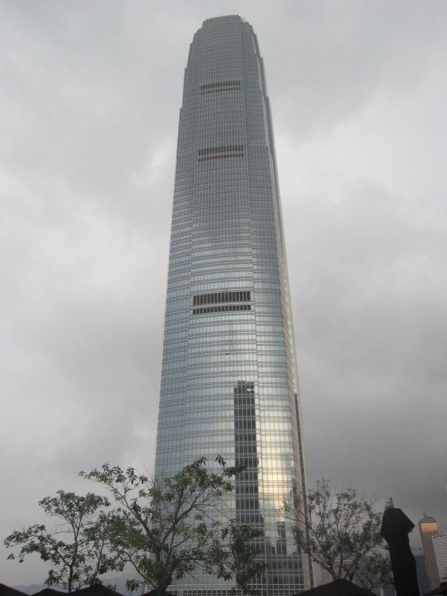 プールのテラスから、ifcを見上げる。<br /><br />デカイ・・・