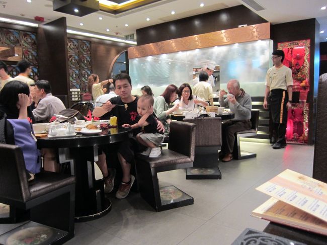 店内は清潔、明るい雰囲気。<br /><br />日本人観光客の方もいらしてました。<br /><br />場所も分かりやすいので、オススメです。