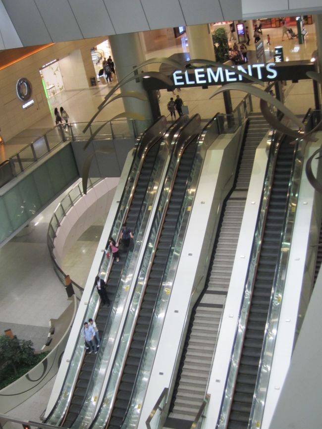 九龍に渡り、エレメンツへ。<br /><br />香港って土地がないのに、モール内は空間を贅沢に使ってますよね。<br /><br />