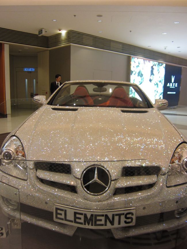 スワロフスキーを散りばめたメルセデス。<br /><br />ゴージャスです！