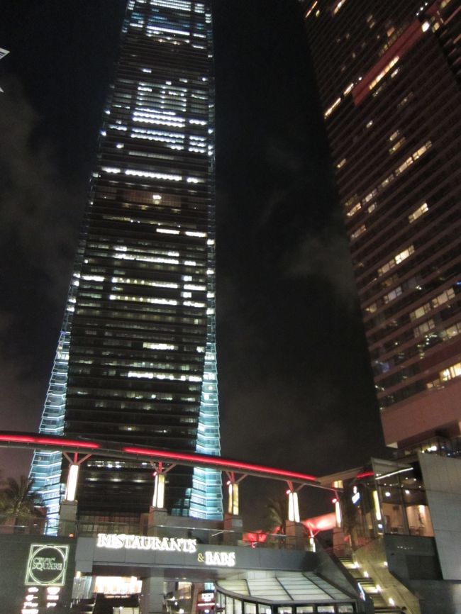 最近できた香港一高いビル「ICC」。<br /><br />IFCが415.8mで世界で９番目の高さ。<br /><br />それを抜き、ICCは484mで世界で４番目。<br /><br />どんだけデカイのか想像つかん。<br /><br />日本一高いビルが、横浜ランドマークタワーで295.8mみたいです。