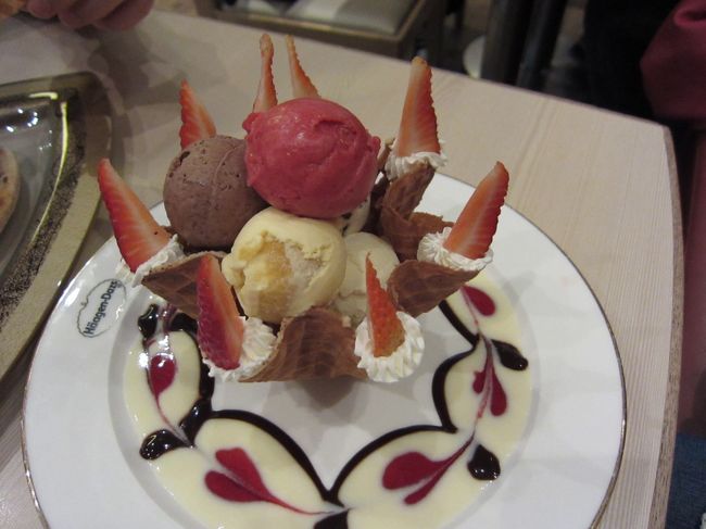 他の友達を待つ間、ハーゲンダッツでデザート。<br /><br />香港人は男性も、もちろん女性もデザート大好き。<br /><br />僕だったら、バーで１杯ですが。。。