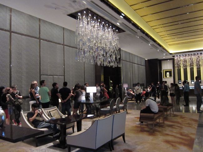 しかし、バーへ行くのに並んでんの。<br /><br />ドレスコードもあり、短パンはNG。<br /><br />アレ？<br /><br />友達。。。<br /><br />短パン・・・