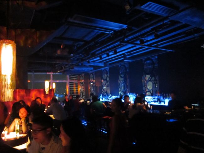 店内は、薄暗く、音楽ガンガン。<br /><br />マッタリなバーをイメージしてたら、クラブっぽいバーだった。<br /><br />