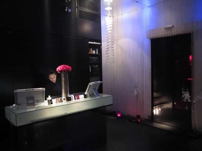 どこ行こうか〜ってなり、行きたかったバー３つ目の「AQUA」へ。<br />AQUA入り口です。<br /><br />29 &amp; 30 Floors <br />One Peking Road <br />Tsim Sha Tsui, Hong Kong<br /><br />http://www.aqua.com.hk/#/eng/global/hongKong/aqua/concept