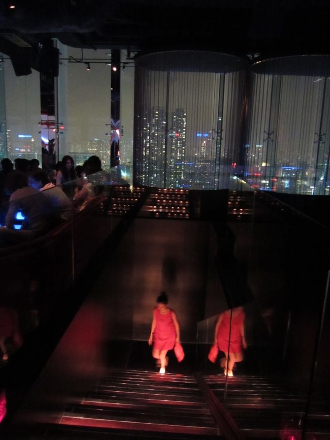 満席でした！<br /><br />奥の席はミニマムチャージが$2,000/1テーブル程。<br /><br />飲みだけだから、席が空くの待とう。<br /><br />っと待ってたらすぐに空きました！　ラッキー！！