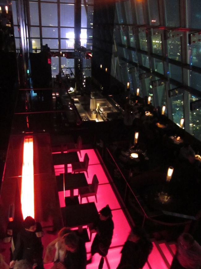 下のフロアーは食事スペース。