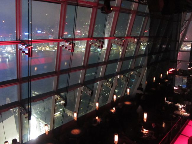 全面ガラス張りなので、バースペースからも夜景を堪能！