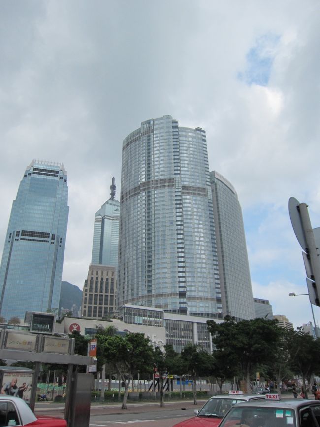 前夜、眠りについたのがかなり遅かったが、やはり早く目が覚めてしまった。<br />フェリーターミナルからホテルを撮影。