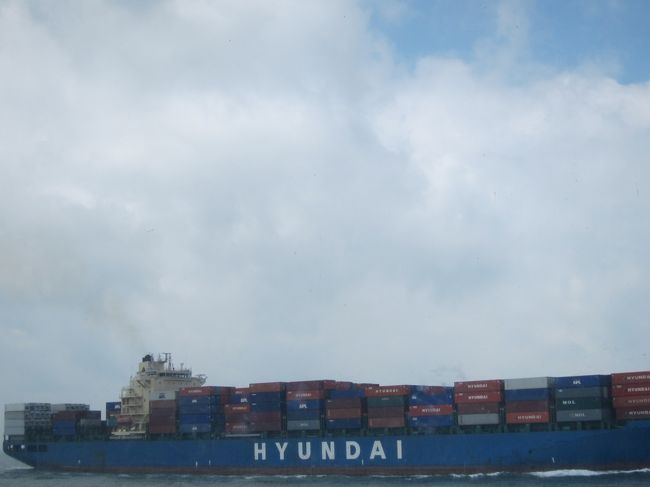 デカイ貨物船が、ぶつかりそうなくらい接近！<br /><br />日本ではありえんな。