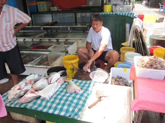 おじちゃん、魚を豪快にさばいてます。