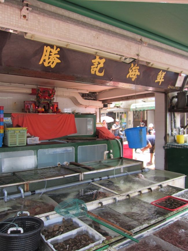 勝記海鮮と言う店のようです。<br /><br />ココで袋に詰めてもらった魚介類を、すぐ隣にあるレストランへ持ち込み料理してもらいます。