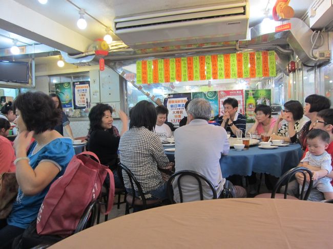 こちらも地元の人で賑わってました。<br /><br />大きいテーブルが４つ程しかない小さな店です。<br /><br />外にも、テーブルがありましたが、暑くて中へ。