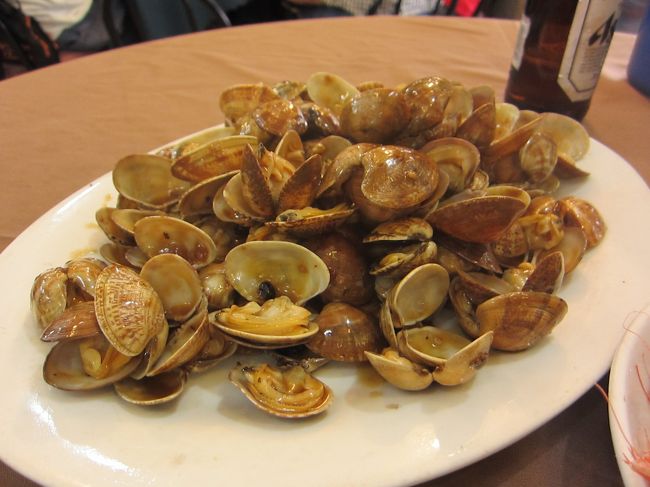 アサリのオイスターソース炒めかな？！<br /><br />写真では、少なそうに見えますが、大皿にドカッと。<br /><br />食べても食べてもなくなりませんでした。
