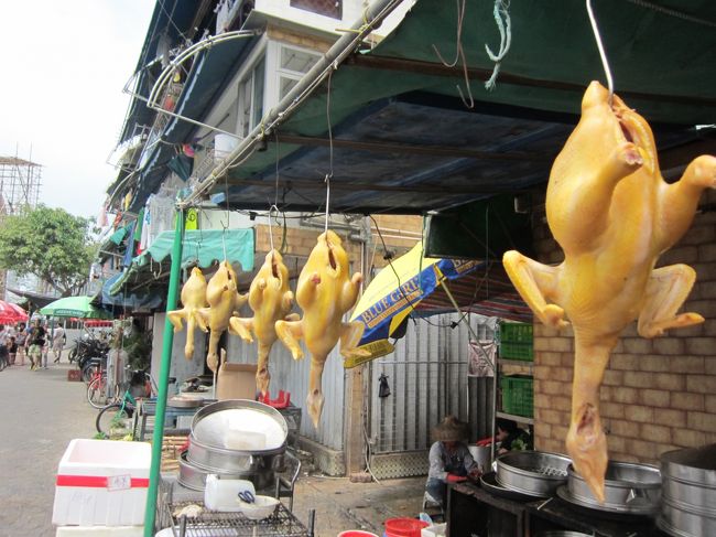 動けないくらい食べまくり、外へ。<br /><br />散策開始早々、強烈な光景を目の当たりに。。。<br /><br />ゴムでできたおもちゃのよう。<br /><br />さっき食べたチキンも焼かれる前は、こんなんだったんだ。