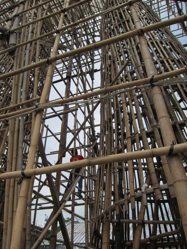 ちょうど、饅頭祭りの準備をしてました。<br /><br />この竹に塔に饅頭をたくさんくっつけて、時間内でどれだけ高得点の饅頭を取れるかを競うイベント。<br />