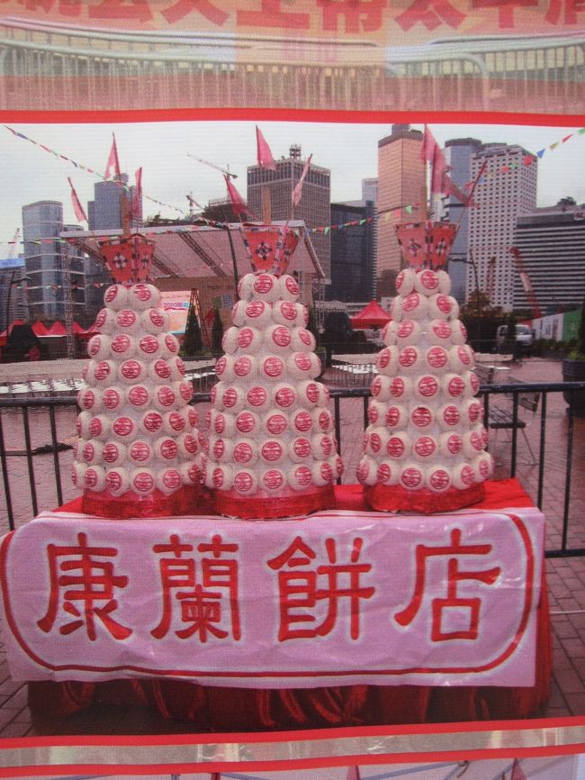 イメージはこんな感じ。<br /><br />本当は15m近くある竹の塔に饅頭がびっしり。<br /><br />