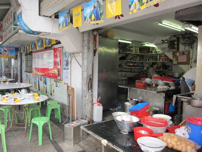 食中毒大丈夫？って思うレストランのオープン厨房。<br /><br />