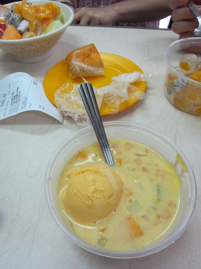 フェリー出発まで少し時間があったので、デザートタイム。<br /><br />マンゴースープ、タピオカ、マンゴーアイス。<br /><br />甘い！っがコレ美味い！！！