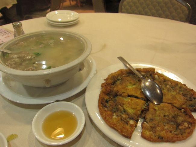 牡蠣のお粥に、牡蠣のチヂミのような物。<br /><br />チヂミには、小ぶりな牡蠣がたくさん入ってます。<br /><br />牡蠣好きにはたまらん２品です。